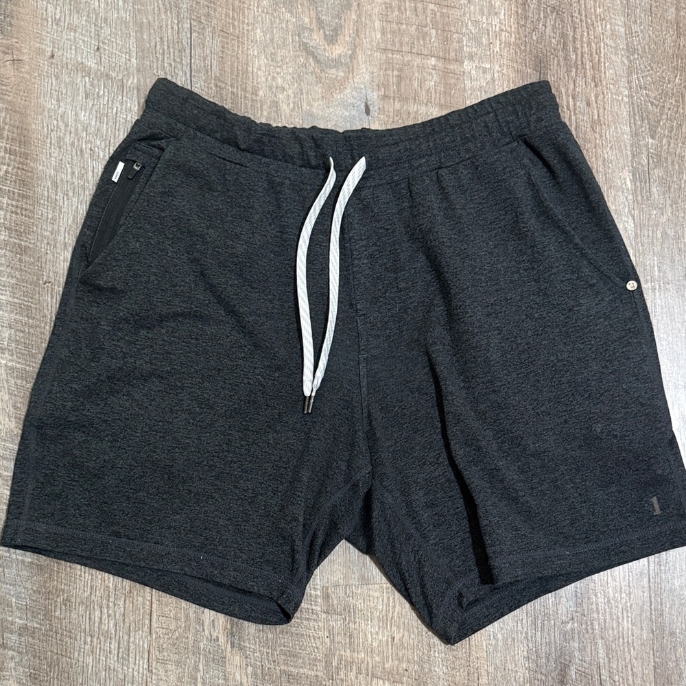 Men's Vuori Athletic dark grey Shorts with Drawstring an zipper pockets
